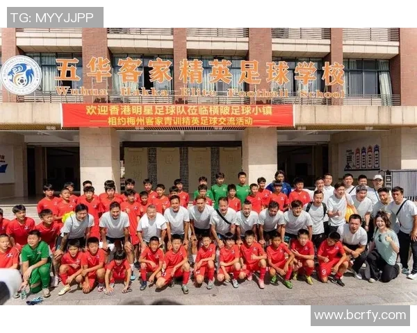 足球明星与孩子们亲密互动的感人瞬间视频分享